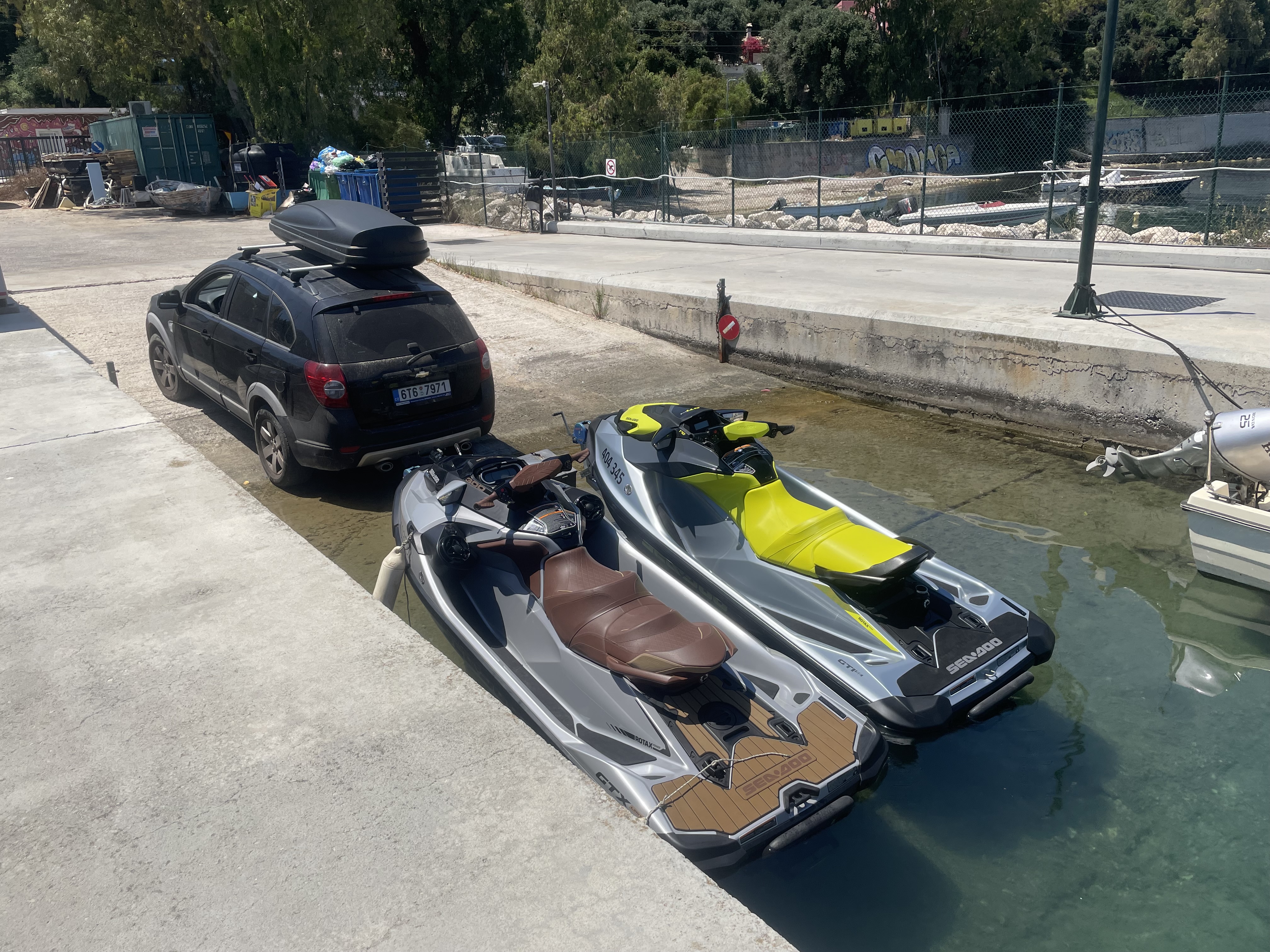 Vodní skútry na moři